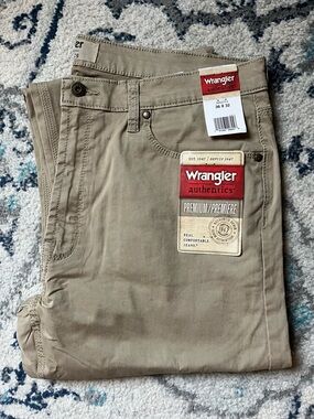 Wrangler Men's Khaki/Tan Chino Pants